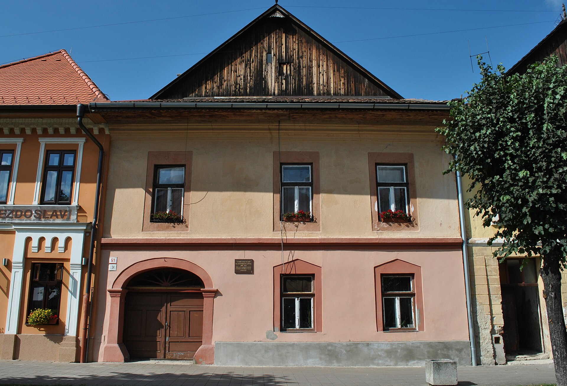 Meštiansky dom s dreveným štítom na Hlavnom námestí č. 51 v Kežmarku